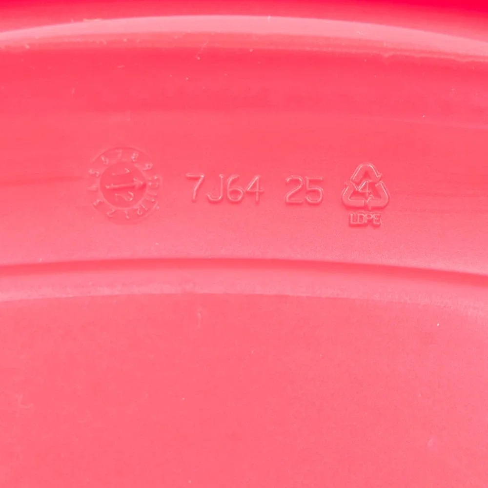 2 Rubbermaid Easy Find Lids 4.5